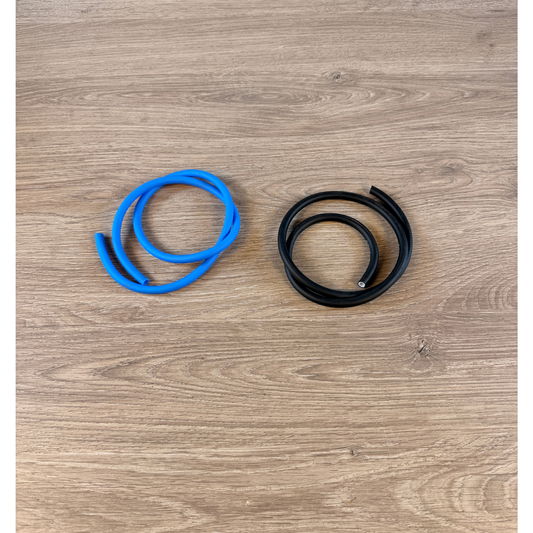 Twee benzinekabels zonder verpakking - blauw en zwart